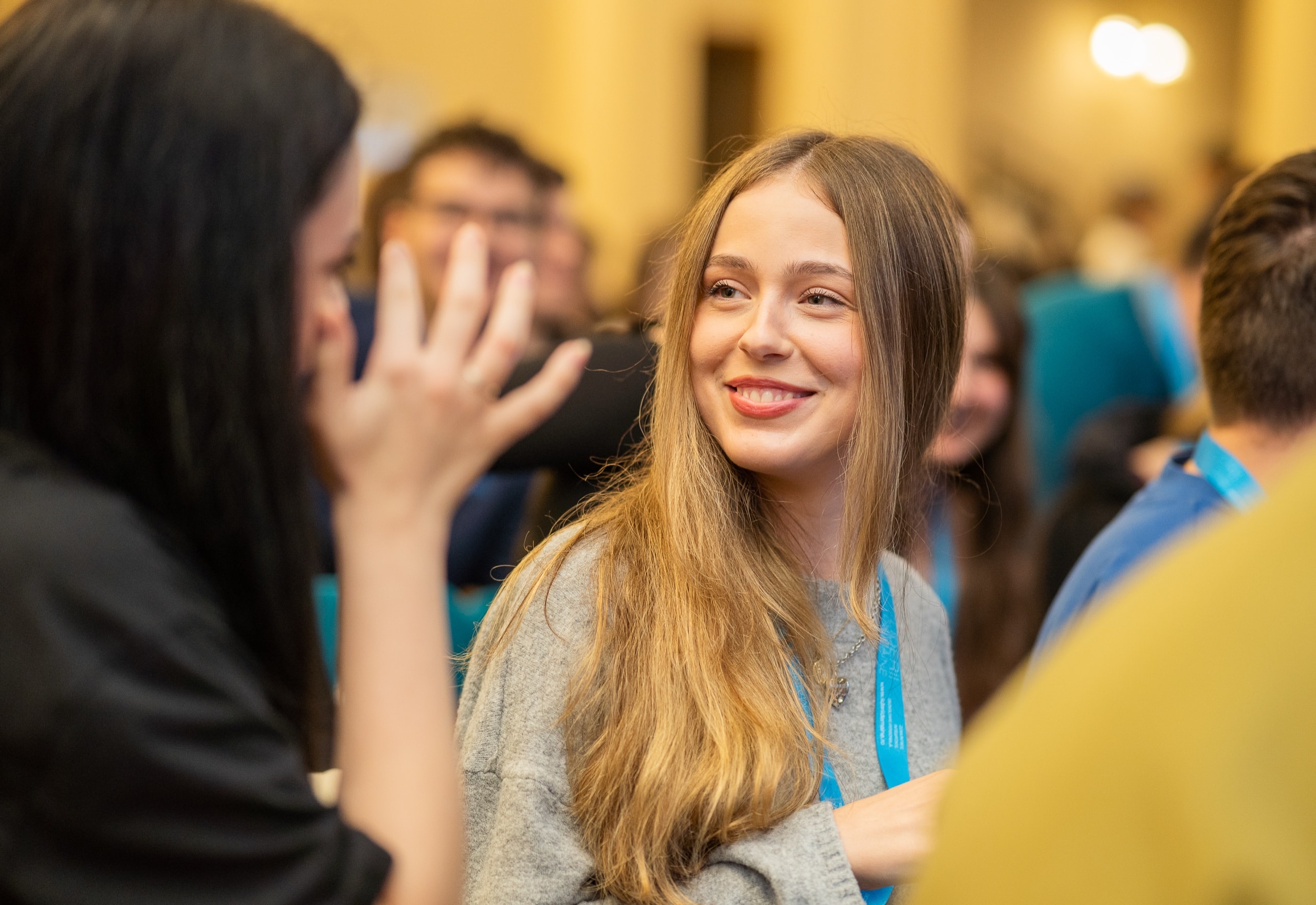 O studentă zâmbește în timpul unei discuții la Ready for the Future 2025